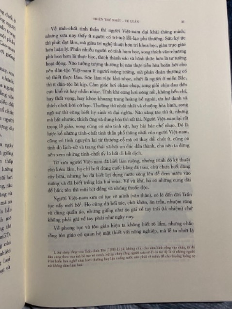 Về phần bìa sách Việt Nam Văn Hoá Sử Cương (Đào Duy Anh) của NXB Đông A có phần đẹp và sáng tạo hơn bản của Nhã Nam. Đông A làm phần bìa sách mang tính kế thừa sáng tạo nghệ thuật phần bìa sách. Nhã Nam chỉ mang tính sao chép cái cũ phủ thêm tí chất liệu thiết kế máy tính thuần tuý. Bìa Đông A mang tính nghệ thuật ý tứ nhiều tầng lớp nhưng cũng sinh ra rối rắm về hình khối.

Nội dung và hình ảnh sách in bên trong thì Đông A thực sự tạo ấn tượng thừa giấy vẽ voi, cố gắng làm thêm, làm thừa, làm thải thêm những trang, những khoảng cách giấy trắng vô nghĩa. Chất liệu giấy in của Đông A quá mỏng cảm thấy so với giá tiền in trên bìa là 390.000 đồng chưa chiết khấu giảm giá là chưa thực sự hợp lý, hợp lẽ. Màu sách bản bìa cứng màu mực in hình ảnh minh họa màu bã trầu nhìn lâu chẳng thấy sâu lắng.

Sách bìa mỏng VNVHSC của Đông A mình thấy in khá ổn nên đã hết hàng.

Cảm nhận riêng cá nhân mình thấy quyển sách bìa mỏng của nhà Nhã Nam là đạt chất lượng nhất về mọi điểm từ giá thành, chất lượng tới nội dung in ấn. Các bản sách bìa cứng Việt Nam Văn Hoá Sử Cương của Đông A và Nhã Nam thực sự kém và không xứng đáng với giá tiền người mua bỏ ra để đọc, thưởng thức và sưu tầm. Mua để hiểu để biết để xem xét đánh giá thì ổn. Chứ mua để đọc thì bìa mềm Nhã Nam là lựa chọn sáng suốt nhất.