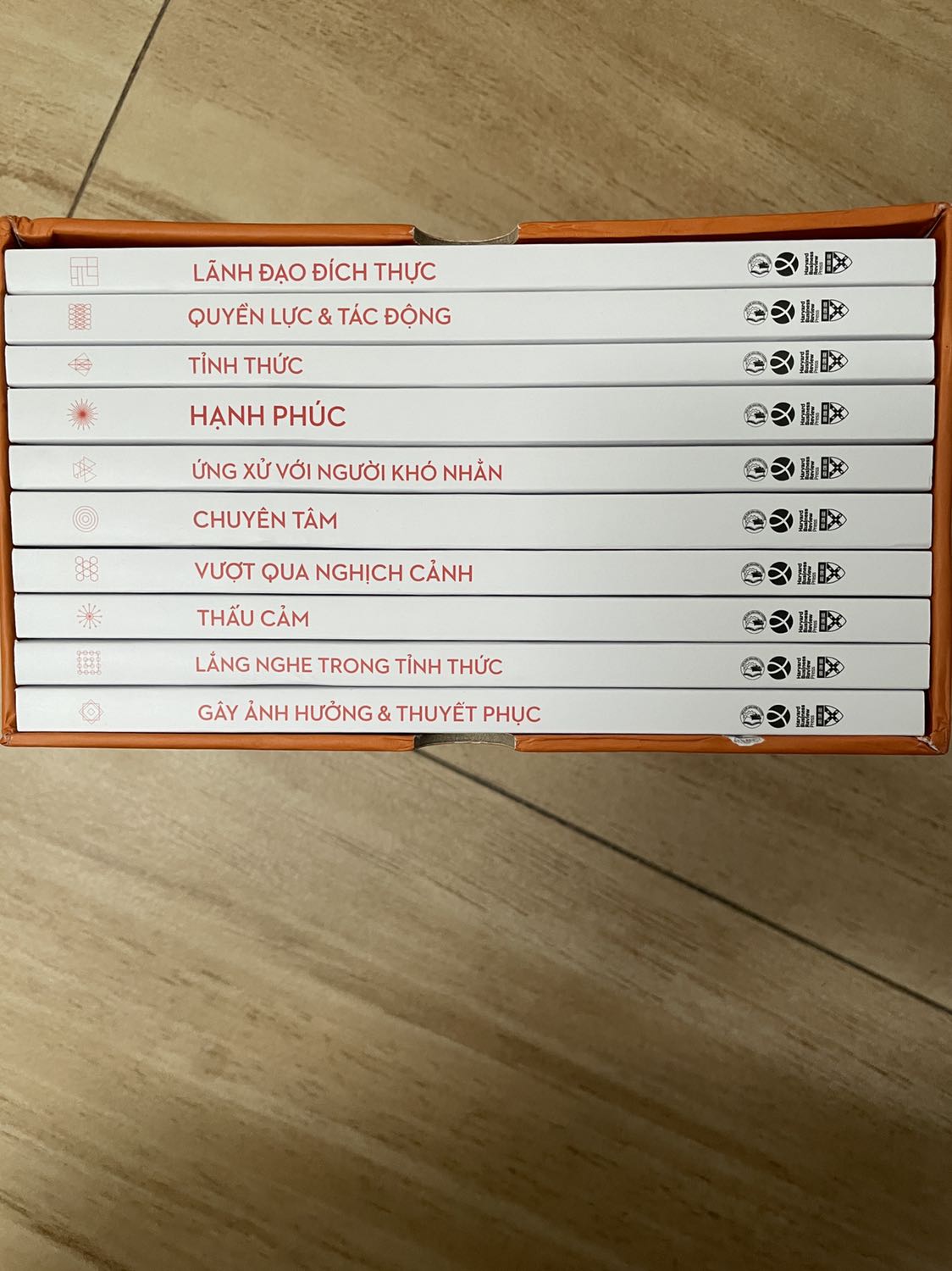 Bộ sách nhỏ nhắn, dễ cầm, có hộp đẹp, trang nhã.