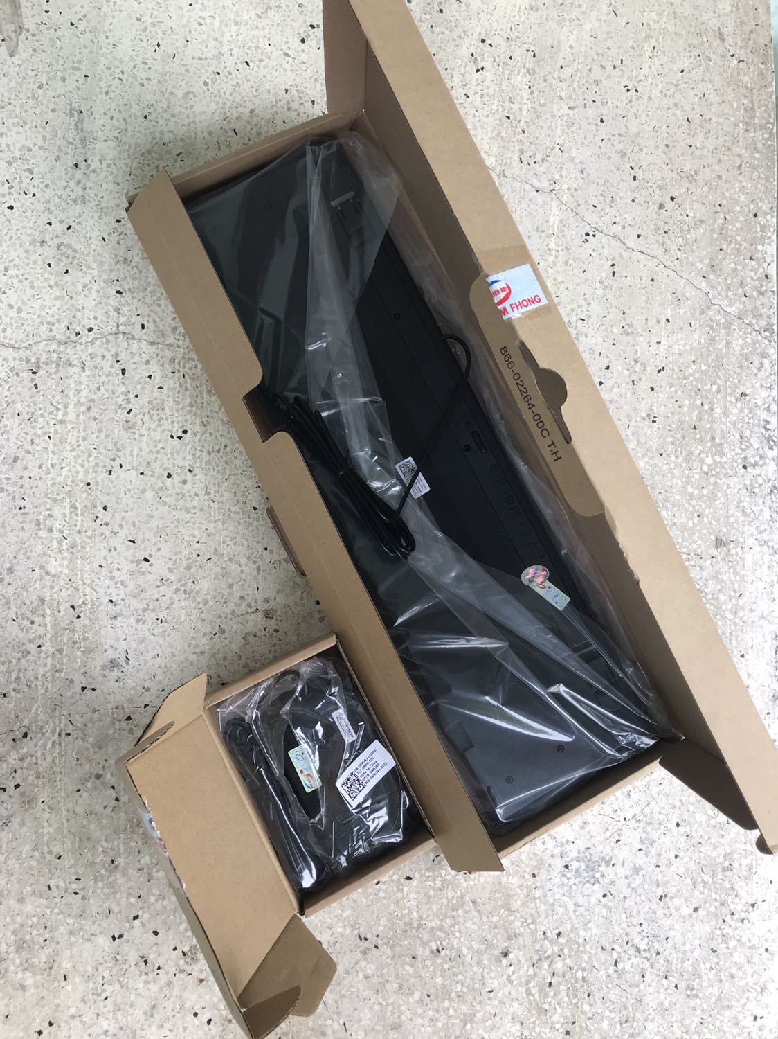 Cập nhật: Sau khi vô tình nhấn vào cái chuông nhỏ xíu của app mới thấy có thông báo là đơn hàng gặp trục trặc từ Tiki, được xin lỗi và tặng mã giảm giá (không biết bao nhiêu vì chưa sử dụng). Nên mình nâng từ 1 sao lên 5 sao.

Bàn phím bấm nhạy, êm và không gây tiếng ồn. Độ bền như thế nào thì chưa biết nhưng tốt trong tầm giá phù hợp cho dân văn phòng.

Trải nghiệm lần đầu mua hàng tại Tiki Trading là cực kỳ tệ. Đặt mua sản phẩm hôm thứ 6 (19/11). Trong khi đơn hàng từ các nhà bán khác đã được xử lý thì Tiki Trading treo đơn hàng của khách.

Liên hệ hỗ trợ thì chỉ nhận được câu trả lời là bảo chờ và không huỷ đơn được.

Sau đó, Tiki tự huỷ đơn hàng và báo hoàn tiền. Đến nay tiền vẫn chưa vào lại tài khoản.

Về sản phẩm: Sau khi đặt mua lại bằng đơn mới thì nhận được sản phẩm trễ hơn 2 ngày so với dự kiến. 

Sản phẩm đóng gói kỹ, hộp bao bì không bị móp. Tuy nhiên sản phẩm đã bị mở để dán tem bảo hành từ nhà bán.

Sản phẩm là hàng chính hãng, được sản xuất vào tháng 2/2021. 

Mua sản phẩm vào ngày 23/11/2021. Tem bảo hành để ngày 6/11/2021.