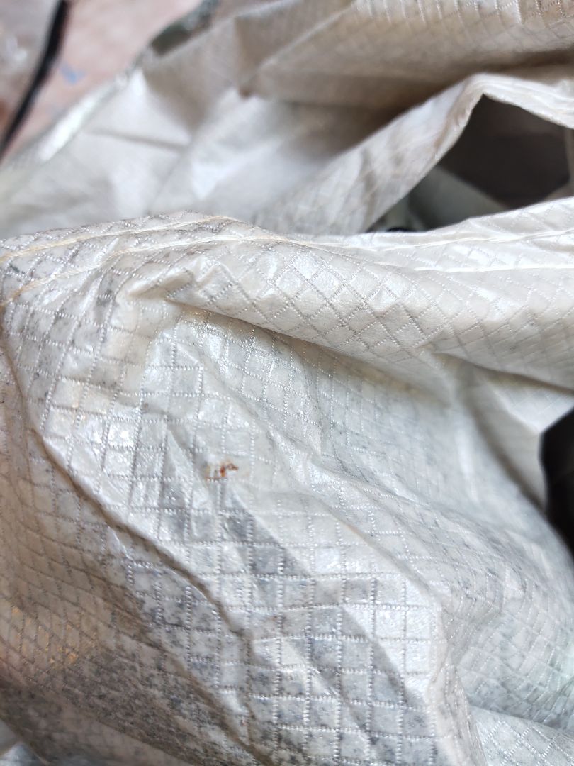 mua một lúc nhiều sản phẩm của shop thấy các sản phẩm mua cùng đơn rất tốt nên không mở  kiểm tra tấm bạt che. khi về mở ra mới thấy bạt che đã bị sử dụng bạc màu, dính đất bẩn và lông thú cưng.