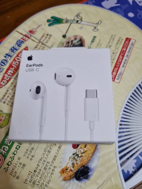- Đeo thoải mái. Tai nghe EarPods USB-C có thiết kế tai con trỏ, ôm sát vành tai và không gây cảm giác đau khi đeo lâu. Chúng cũng có trọng lượng nhẹ, chỉ 10,7 gam, và dây dài 1,2 mét, cho phép bạn di chuyển linh hoạt.
- Âm thanh tốt. Tai nghe EarPods USB-C có chất lượng âm thanh tốt, rõ ràng và cân bằng. Chúng có độ nhạy 109 dB, trở kháng 23 ohm và tần số đáp ứng từ 5 Hz đến 21 kHz. Cũng hỗ trợ định dạng âm thanh lossless của Apple Music, cho phép bạn thưởng thức âm nhạc với độ chi tiết và sắc nét cao hơn, miễn là bạn có thiết bị và kết nối internet tương thích.
- Hỗ trợ lossless. Đây là một điểm nổi bật của tai nghe EarPods USB-C so với AirPods, vì AirPods không hỗ trợ định dạng âm thanh lossless của Apple Music. Định dạng này cho phép bạn nghe nhạc với chất lượng gốc, không bị nén hay mất dữ liệu. Bạn sẽ cảm nhận được sự khác biệt khi nghe những bản nhạc có nhiều chi tiết và độ phân giải cao, như nhạc cổ điển, nhạc jazz hay nhạc rock.
- Giá hợp lý. Tai nghe EarPods USB-C có giá rẻ, là một trong những tai nghe rẻ nhất mà bạn có thể mua từ Apple hay bất kỳ thương hiệu nào khác. Chúng cũng rẻ hơn phiên bản Lightning EarPods trước đó.

Tóm lại, tai nghe EarPods USB-C là một lựa chọn hợp lý nếu bạn muốn một đôi tai nghe có dây, có chất lượng âm thanh tốt và hỗ trợ lossless. Tuy nhiên, nếu bạn thích sự tiện lợi và không dây của AirPods, hoặc muốn một đôi tai nghe có nhiều tính năng hơn, như chống ồn, điều chỉnh âm lượng hay sạc không dây, thì bạn có thể cân nhắc các tùy chọn khác.
