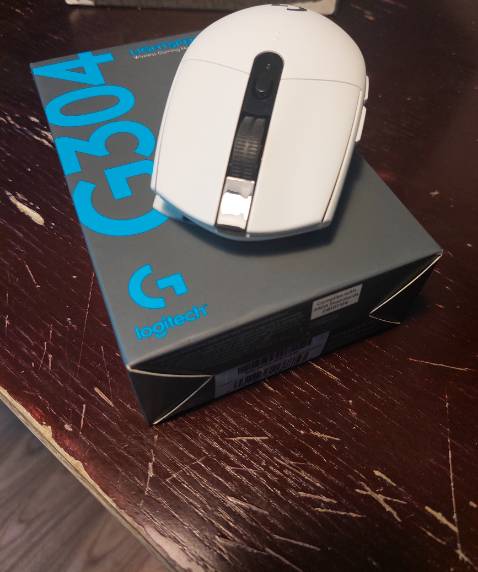 Tốt hơn g102 về mặt thoải mái. Phần thân nhô hơn nên cầm dễ chịu hơn. Đóng hộp thân thiện, kèm pin. Không bluetooth nhưng mình chưa dùng chuột bluetooth bao giờ nên cũng không rõ. Phần đèn ở chuột đổi màu dễ hiểu chuyển dpi hơn. Không có Led thực ra tốt vì nó cũng chìm hơn. Không rõ nhưng scroll wheel âm nhẹ hơn g102 có dây nên cũng thấy tiện.