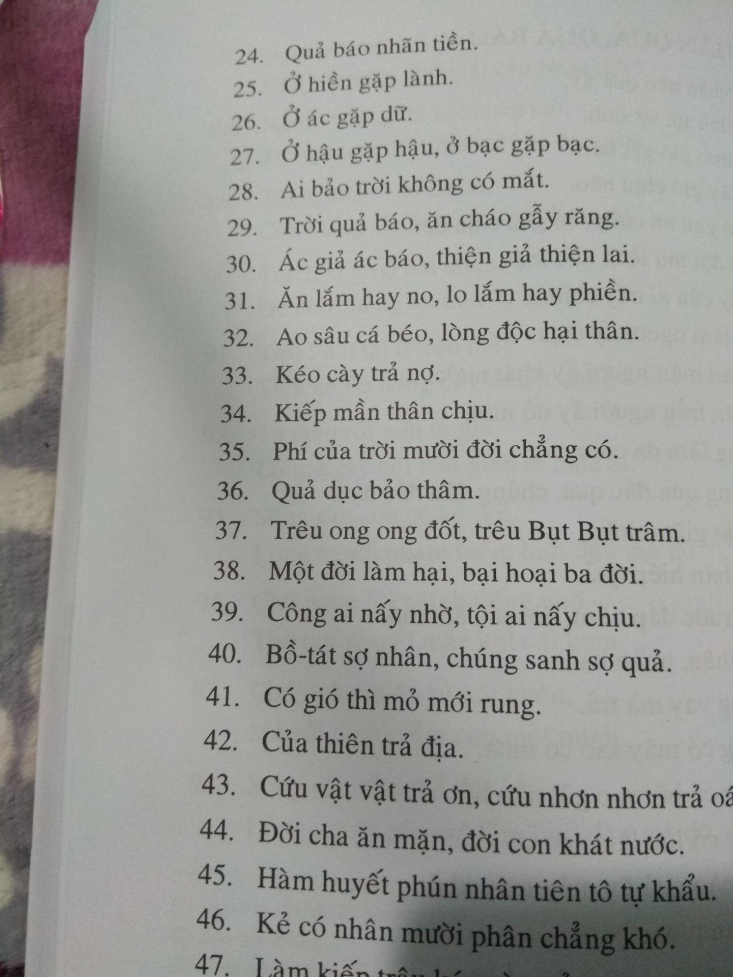 Sách sưu tầm về ca dao, tục ngữ rất nhiều nhưng về ca dao, tục ngữ phật giáo lại hiếm. Đây là công trình sưu tầm nghiên cứu công phu, nghiêm túc cung cấp cho bạn đọc một bức tranh toàn cảnh về ca dao, tục ngữ việt nam. Đây là nguồn tư liệu tham khảo quý, vừa có ý nghĩa giáo dục mang tính nhân văn cao.