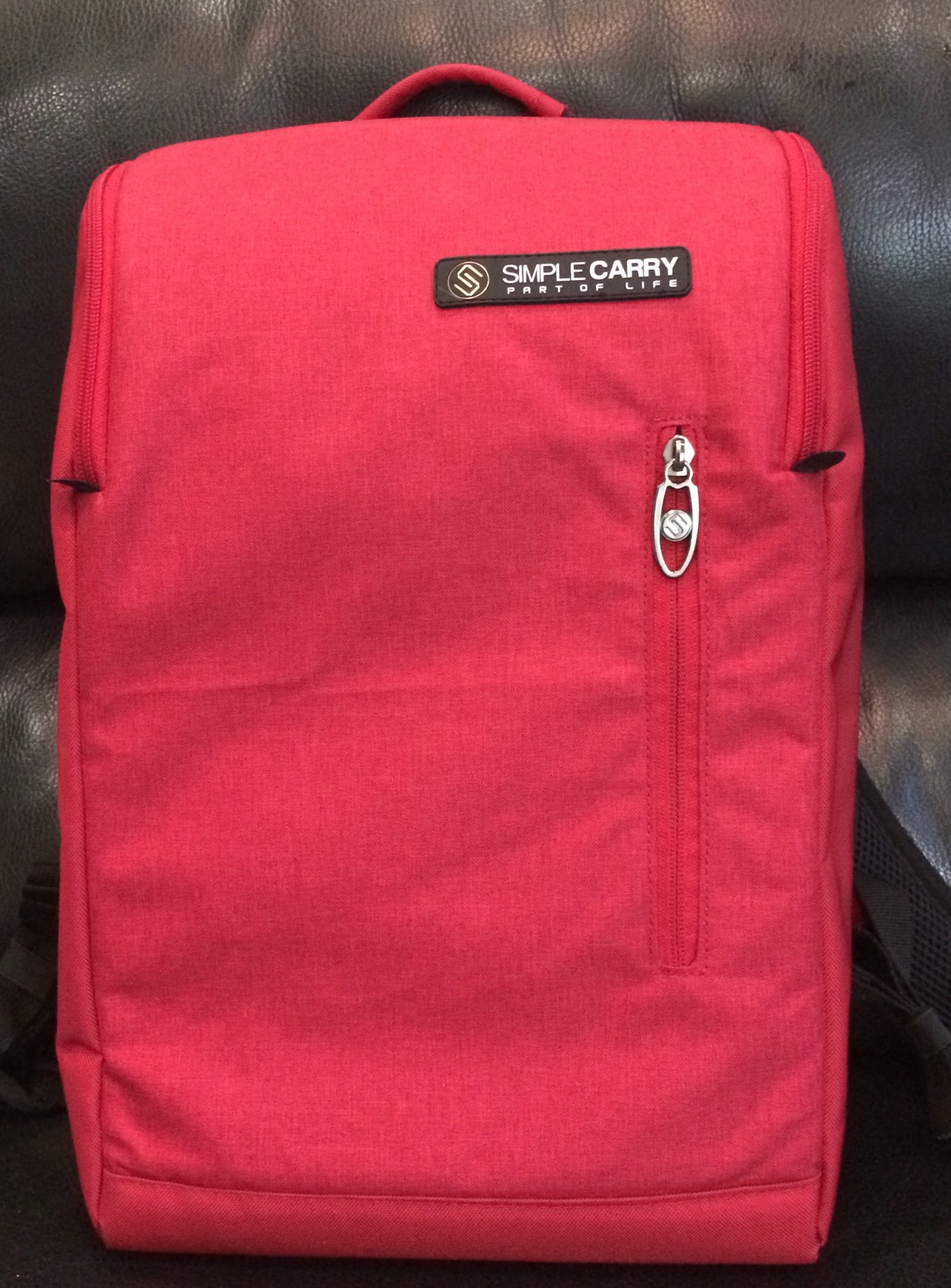 Sản phẩm đẹp, đường may đẹp, mình mua balo màu đỏ, balo được may bằng hai chất liệu vải có cùng tone màu nên nhìn tổng thể hài hoà. Balo size này vừa cho Macbook 13 inches. Nhìn bên ngoài nhỏ gọn, thời trang.