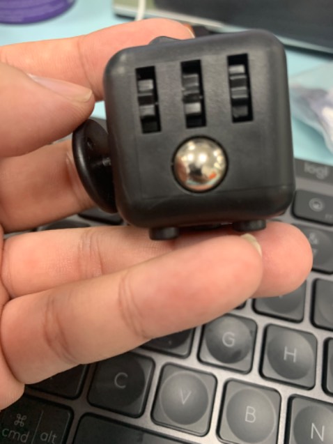 Hàng kém chất lượng,nút bấm lỏng lẻo,trầy xước nhiều,đúng là tiền nào của đó,hãy mua ở shop khác