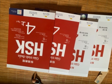 Giao hàng nhanh 
Chữ in đẹp sách mới thơm 
Màu sắc rõ nét 
Phân chia nội dung bài học và phần ngữ pháp rất chi tiết rõ ràng 
Có mã qr quét để nhận audio
Sách bài tập không có màu mè gì dạng như kiểu photo ra theo các đề hsk trên mạng 
Nên mua cuốn bài học thôi nha mn