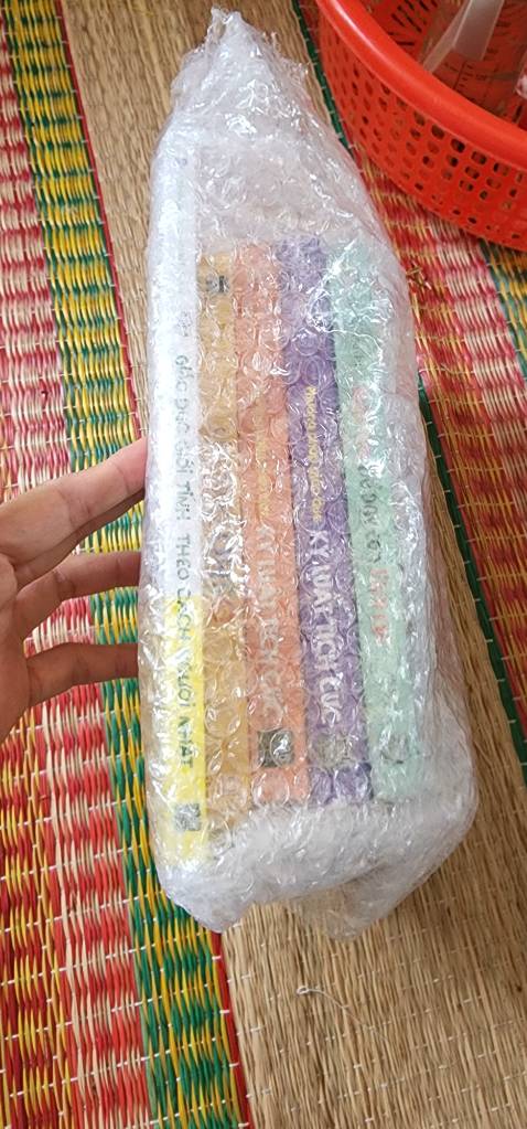 Sách mới, bìa đẹp, đóng gói cẩn thận, nội dung hay. 
Giao hàng hơi lâu.