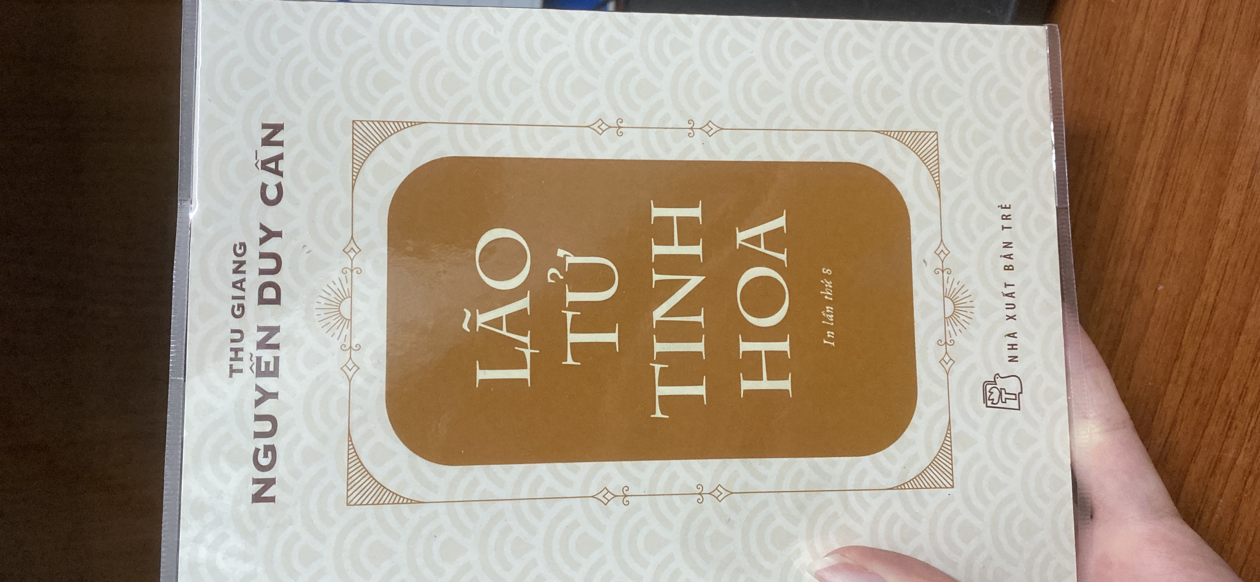 Tiki đóng gói đẹp, giao hàng nhanh. Sách bàn về cái Đạo của Lão Tử, triết lý của bậc thánh nhân nên đôi khi cũng hơi khó hiểu. Nhưng bác Thu Giang giảng giải về Đạo nên cũng hiểu được đôi phần tư tưởng của Lão Tử.