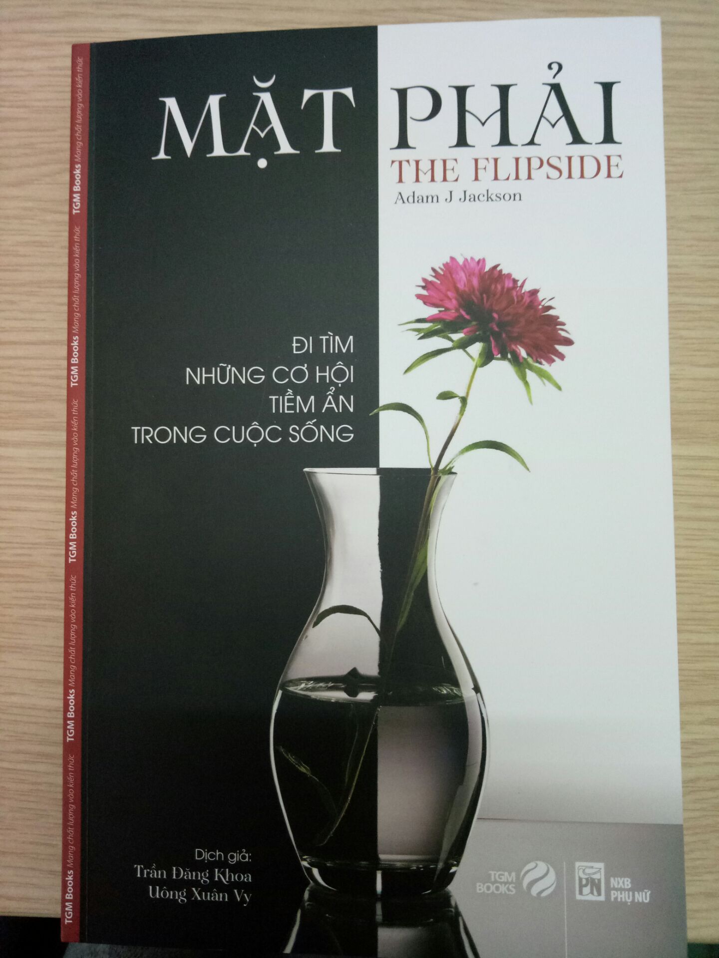 Nhận được sách phấn khích cực kỳ, bìa đẹp, giấy cuốn Mặt Phải tốt, cuốn kia tạm tạm, *** khổ thay cả 2 cuốn không có cuốn nào có tờ Book Mark để đánh dấu trang