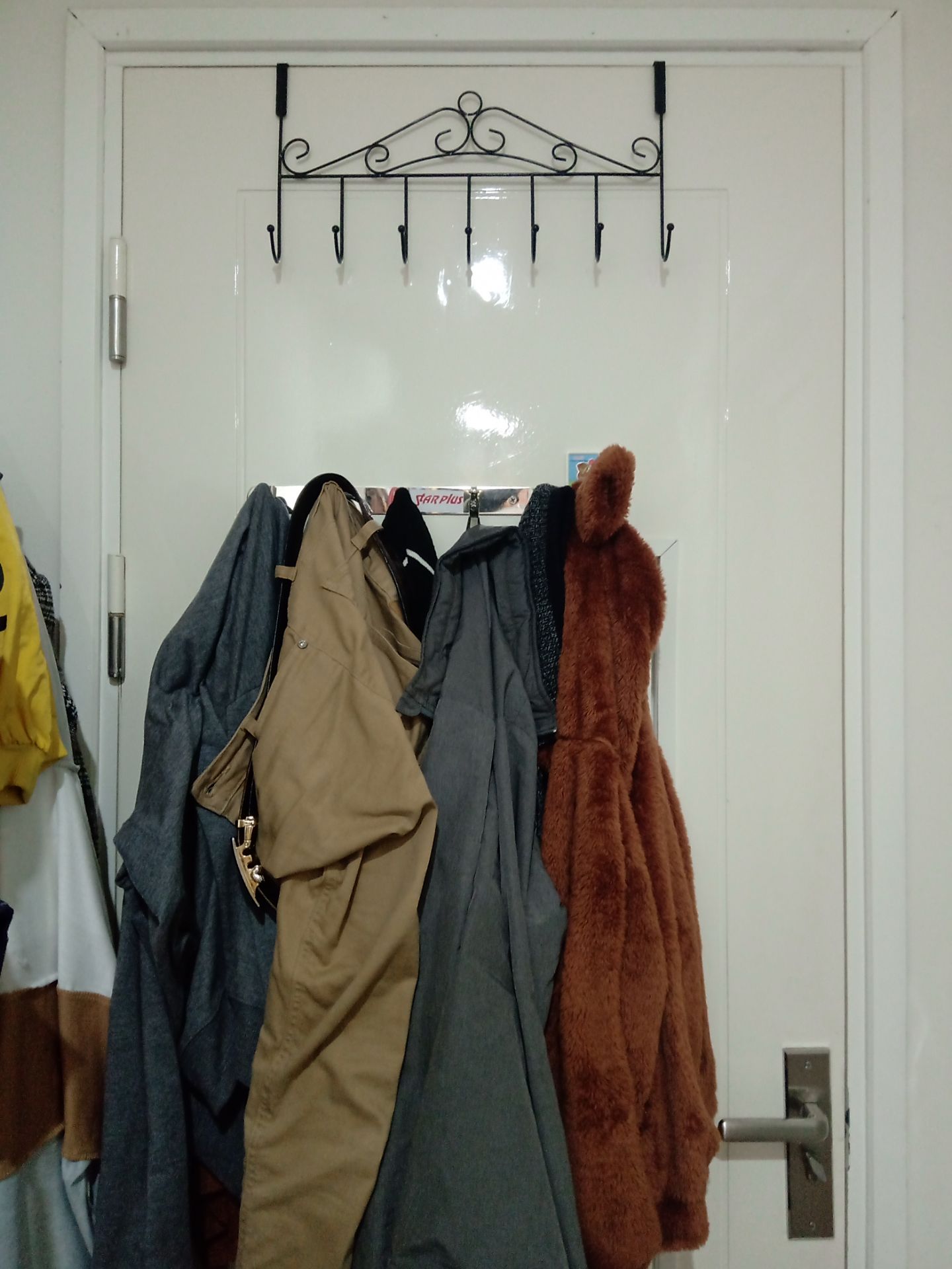 Sản phẩm đóng gói chắc chắn, giao hàng nhanh. Đúng như hình.  Tuy nhiên không phù hợp với cửa chung cư do treo vào quá cao so với tầm với phụ nữ. Đóng mở cửa sẽ có tiếng kêu lóc cóc do va đập móc treo với cửa.