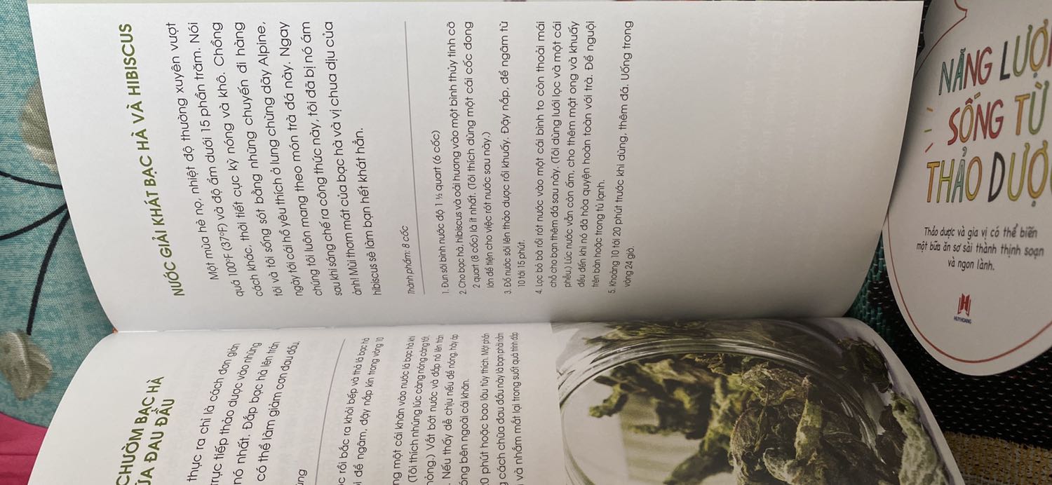 Quá xịn. Sách bì cứng dày on màu đẹp. Nặng lắm luôn. Được tặng kèm nhiều bookmark lọ thảo dược xinh yêu. Mình đọc hết thấy cuối sách có mục giải thích thuật ngữ mà các thuạt ngữ tiếng anh chắc ở bản gốc chứ bản dịch này k thấy dùng chỗ nào. Khiên mình thấy nếu đọc bản gốc hoặc bản dịch lồng vào các thuật ngữ () thì sẽ dễ nắm bắt nội dung hơn ?