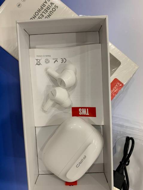 - Cầm mẫu tai nghe này trên tay mà ưng cái bụng lắm luôn

- Thiết kế vừa tai, đủ các nút đệm tai. (S,M,L).

- Kết nối rất ổn định. Sóng đều.

- Âm thanh rất mượt và êm. Nghe lâu không bị đau hay cấn tai tý nào cả.

- Cảm ứng nhạy.

- Khả năng khử tiếng ồn tốt.

- Thời gian giao hàng nhanh, hàng đóng gói cẩn thận. Mình rất ưng ý khi chọn mẫu `tai nghe` FIRO A7 này.👍🏽👍🏽👍🏽