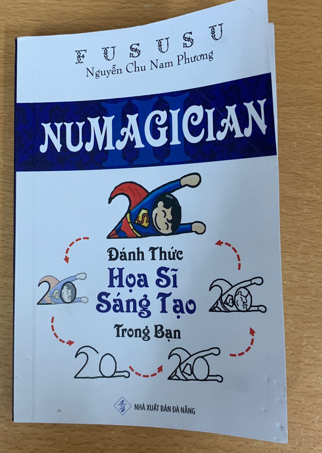 Giao hàng bị chậm hơn so với dự kiến hơn 2 ngày, mặc dù phải trả tiền ship nhanh.

Sản phẩm là một cuốn sổ tay mã hoá con số thành hình ảnh có giả thích nên chấp nhận được dễ dàng bỏ túi mang theo nếu cần. 
Tuy nhiên có nhiều hình ảnh vẽ nó khác xa hình thực tế rất nhiều, nó là bộ hình ảnh tưởng tượng của tác giả vì vậy có nhiều hình không quen với độc giả và phải xem đi xem lại nhiều lần, mất nhiều thời gian để ghi nhớ nó.

0 Sao vì giao hàng trễ hẹn
3 sao cho sản phẩm