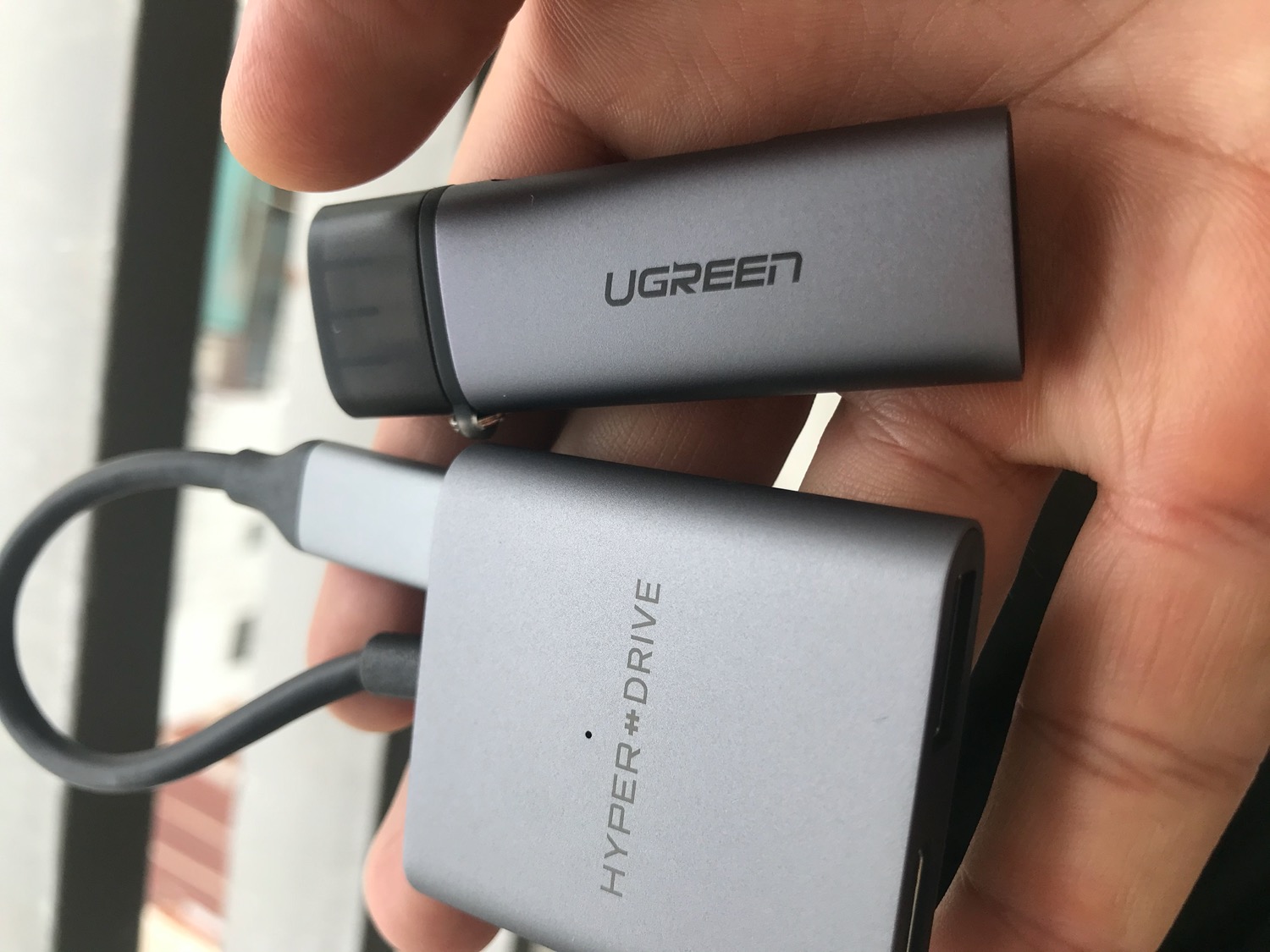 - Mình thấy sản phẩm này khá tốt. Thiết kế đẹp. Khai thác đuợc tốc độc cao.
- Khi cắm vào macbook thì nhận USB3.0 với tộc độ 5Gb/s. Mình thử *** tốc độ với thẻ nhớ samsung thì khai thác được tốt độ tối đa của thẻ luôn.
- Điểm yếu là cắm lâu khá nóng. Nếu copy qua hết một lần thì ổn. - Mình thấy sản phẩm này khá tốt. Thiết kế đẹp. Khai thác đuợc tốc độc cao.
- Khi cắm vào macbook thì nhận USB3.0 với tộc độ 5Gb/s. Mình thử *** tốc độ với thẻ nhớ samsung thì khai thác được tốt độ tối đa của thẻ luôn.
- Điểm yếu là cắm lâu khá nóng. Nếu copy qua hết một lần thì ổn.