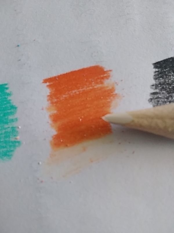 màu lên khá là chuẩn, không có gì phải phàn nàn, chồng màu khá tốt, tuy nhiên bút mềm khá dễ gãy, ko khéo là vụn giống vầy. Chồng lên 2 lớp thì ok, nhưng nhiều lớp thì thấy ko ổn lắm, màu trắng blend màu ổn. 55k có bộ 24 màu vẽ vời là ổn ròi. nhưng cái này ko hợp vẽ chân dung đâu, chơi chơi thì được, vì bút khá là mềm. À còn hộp đựng thì bằng bìa caton, cũng chắc chắn, có chỗ chuốt bút nữa, nên ưng lắm. Giao hàng nhanh.