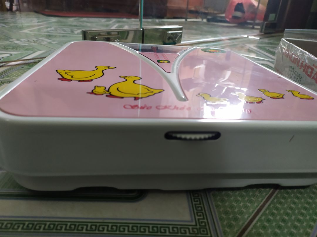 Cân đẹp và nhạy lắm ạ. Shipper nhiệt tình dễ thương. Có   giấy bảo hành 12 tháng nhưng lại không ghi gì cả (nguyên seal mà giấy ở trong) nên không biết nếu có lỗi thì phải làm thế nào.