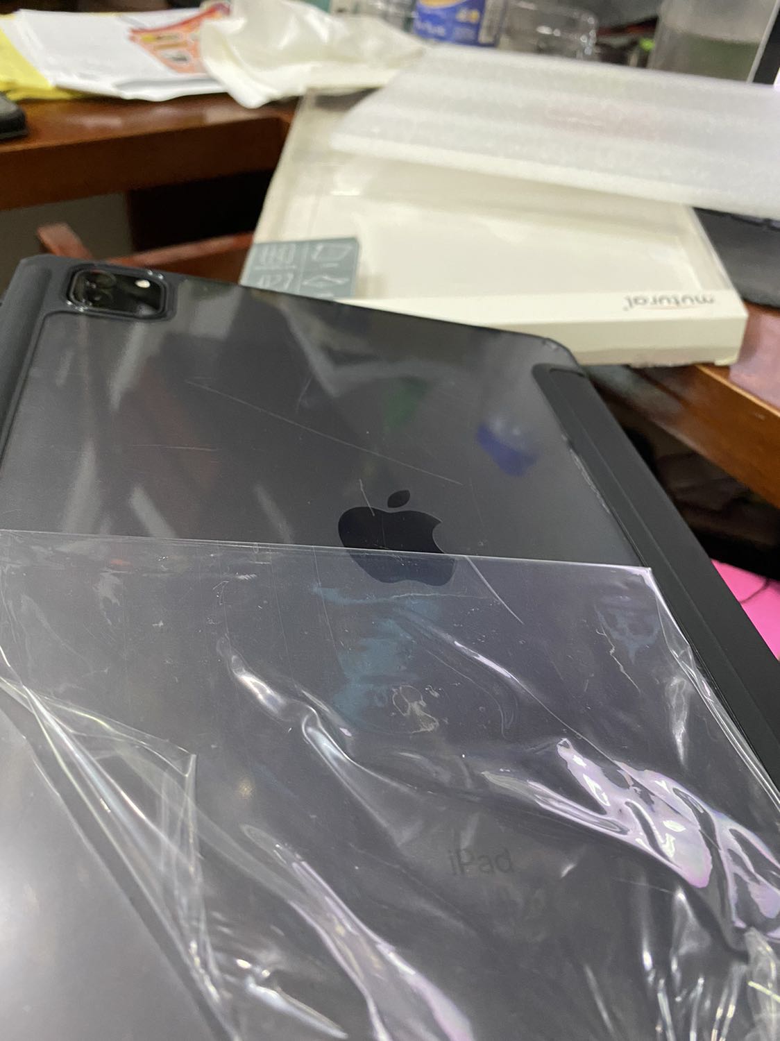 Sản phẩm còn trong hộp, mặt sau bị trầy nhiều, không giống hình quảng cáo (mặt lưng là nhựa trong) nên mình ko đánh giá sao cao được nhé.