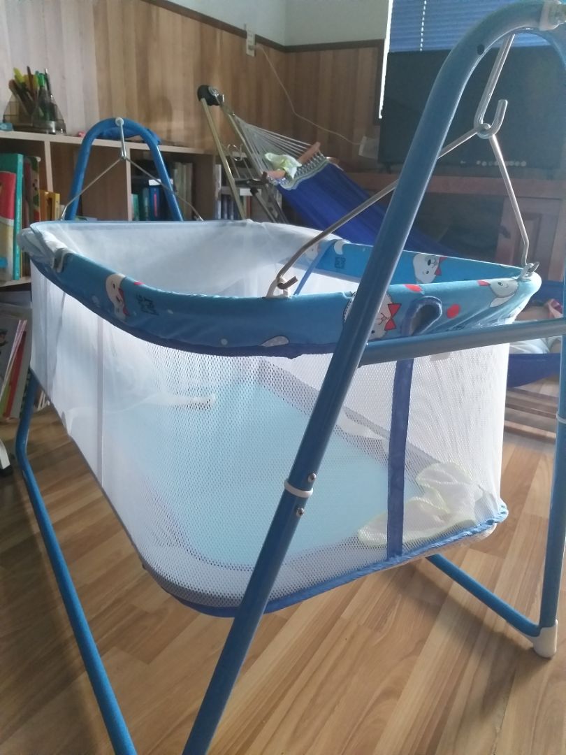 mình dùng 2 tuần rồi mới đánh giá. Nôi đẹp, chắc chắn, đưa nhẹ nhàng k kêu. Lòng nôi vững, k lún xuống nhiều khi bé nằm.