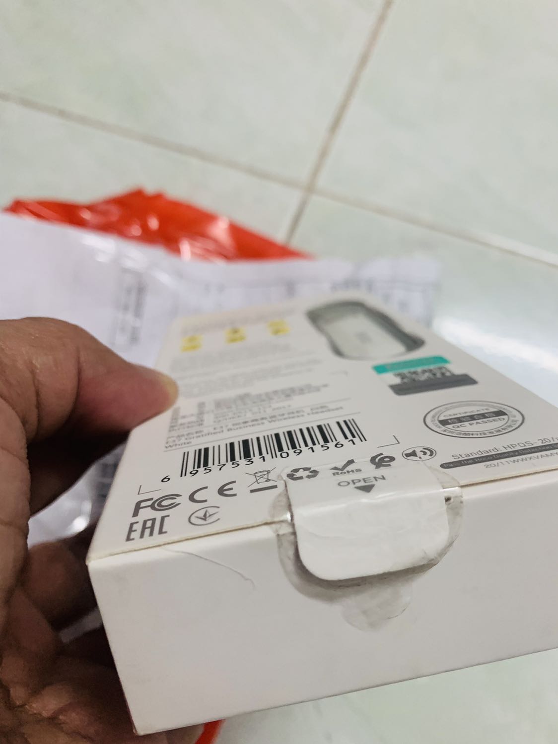 Hàng bao bì đã bị tháo, hư hỏng, mong shop lần sâu nói hệ thống giao hàng mới cho khách.