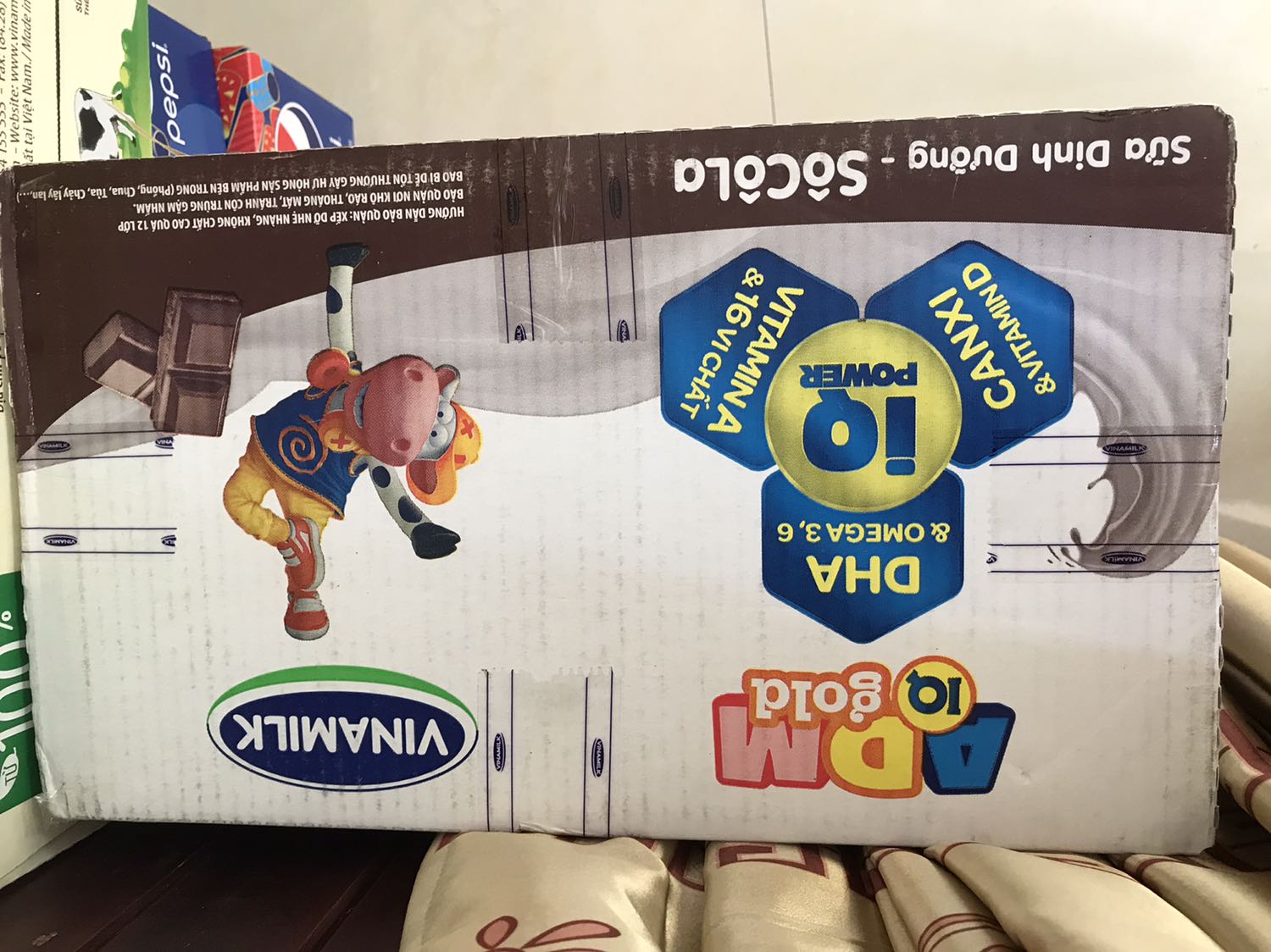 Thằng nhỏ nhà mình uống sữa trắng hoài nên ngán. Mình tìm mua sữa socola ADN cho uống thử ảnh thích lắm uống liền 1 hơi hết luôn nên mình mua luôn 1 thủng về cho tiện. Giá tốt. Đánh giá 5*