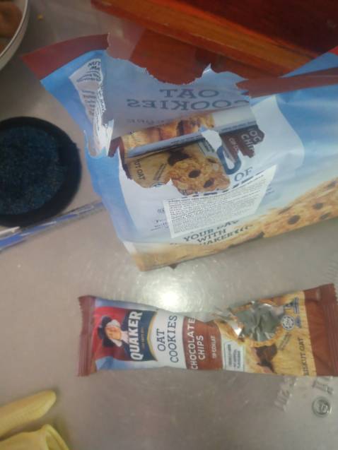 Cực kì thất vọng về cách làm việc của tiki, khi mình tin tưởng tuyệt đối đến khi nhận hàng, mở hộp ra vụn bánh rất nhiều mình nghĩ là có lỗi, nhưng khi nhìn kĩ lại thì cái bọc có dấu chuột cắn, vì hộp bên ngoài còn nguyên vẹn nên mình nghĩ bên đóng gói hàng đã không chú ý hoặc cố tình giao như vậy khi số lượng gói không phải là 10 mà là 9 (đã bao gồm gói bị chuột cắn), vậy còn 1 gói đi đâu? Chuột tha mất? Mình tha thiết bên tiki làm rõ việc này, tiếc vì tin tưởng nên không quay video mở hộp để rồi thất vọng.