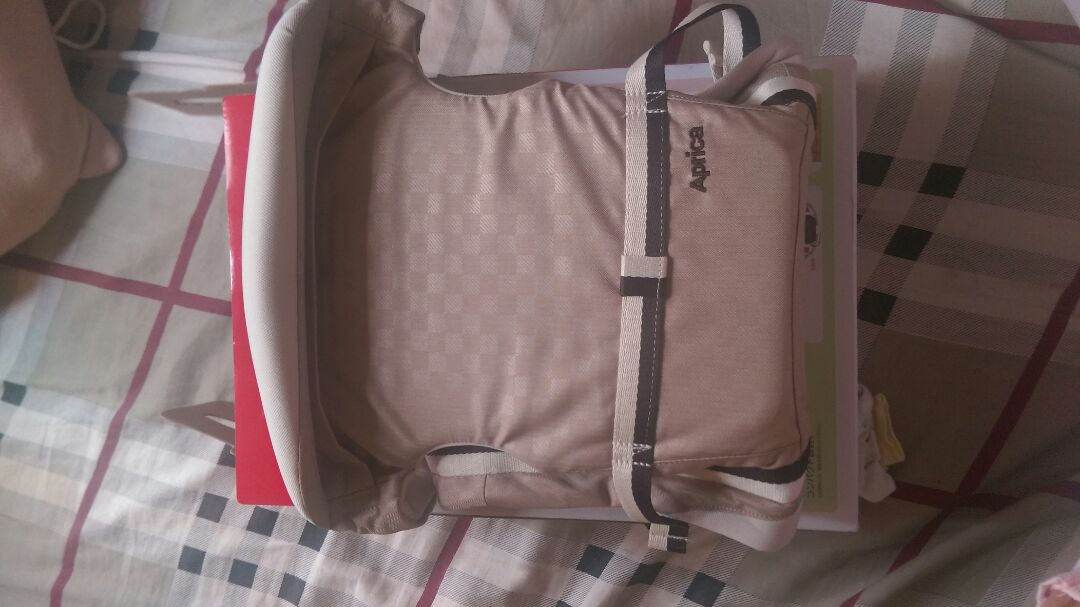 giao hàng nhanh sản phẩm như hình. Địu mềm, các mẹ nghiên cứu kỹ hướng dẫn sử dụng thì đeo êm không đau vai, cu cậu nhà mình có vẻ thích cho vào địu là nằm im rồi thiu thiu ngủ vì tưởng được mẹ bế, mới dùng được cách địu nằm thấy ok, còn 3 cách còn lại đợi bé lớn hơn mới thử được. Nói chung là hài lòng