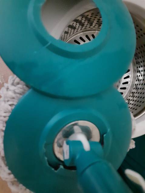 Mua 2 bộ tin tưởng hàng Sunhouse thương hiệu về vừa sử dụng chưa được 1 lần đã bể đầu chổi ( đầu để lắp bông lau ) quá thất vọng và bực mình, giờ thì vứt đi mất tôi mấy trăm bạc, tiếc tiền thì ít thất vọng thì nhiều vì trót tin tưởng vào nhãn hàng mà mua, CẢ 2 CÂY LAU ĐỀU HỎNG CẢ 2 KHÔNG THỂ SỬ DỤNG ĐƯỢC. RỞM LẠI RỞM QUÁ THỂ ĐÁNG.