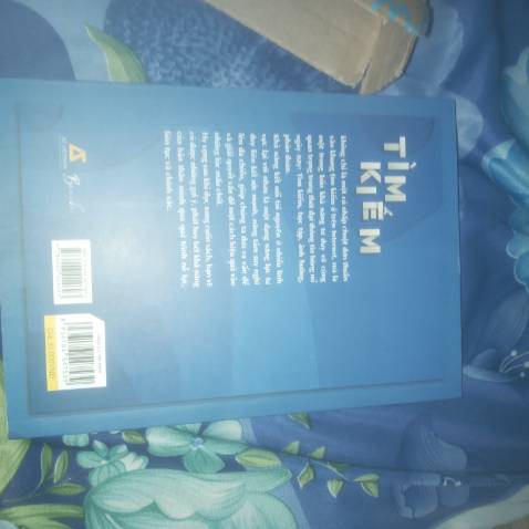 Không có lớp chống sốc nhưng sách cũng không bị df j. Về nội dung thì nói thiệt thì mình cảm thấy hơi rối khi đọc.