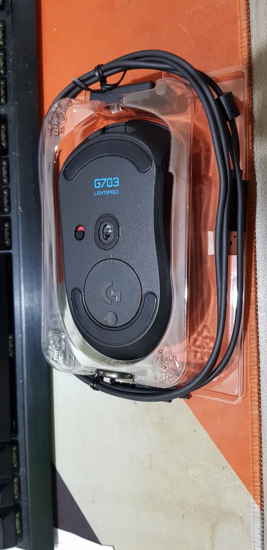 + Hàng giao tương đói nhanh, đóng gói cẩn thận, không có dấu hiệu móp khi nhận
+ Hộp đầy đủ tem seal, phụ kiện
+ Chuột kết nối tốt, ổn định, cầm vừa tay, nhận ghub. Tuy chưa kiểm tra serial nhưng rất hài lòng, hy vọng chuột dùng bền như em G403