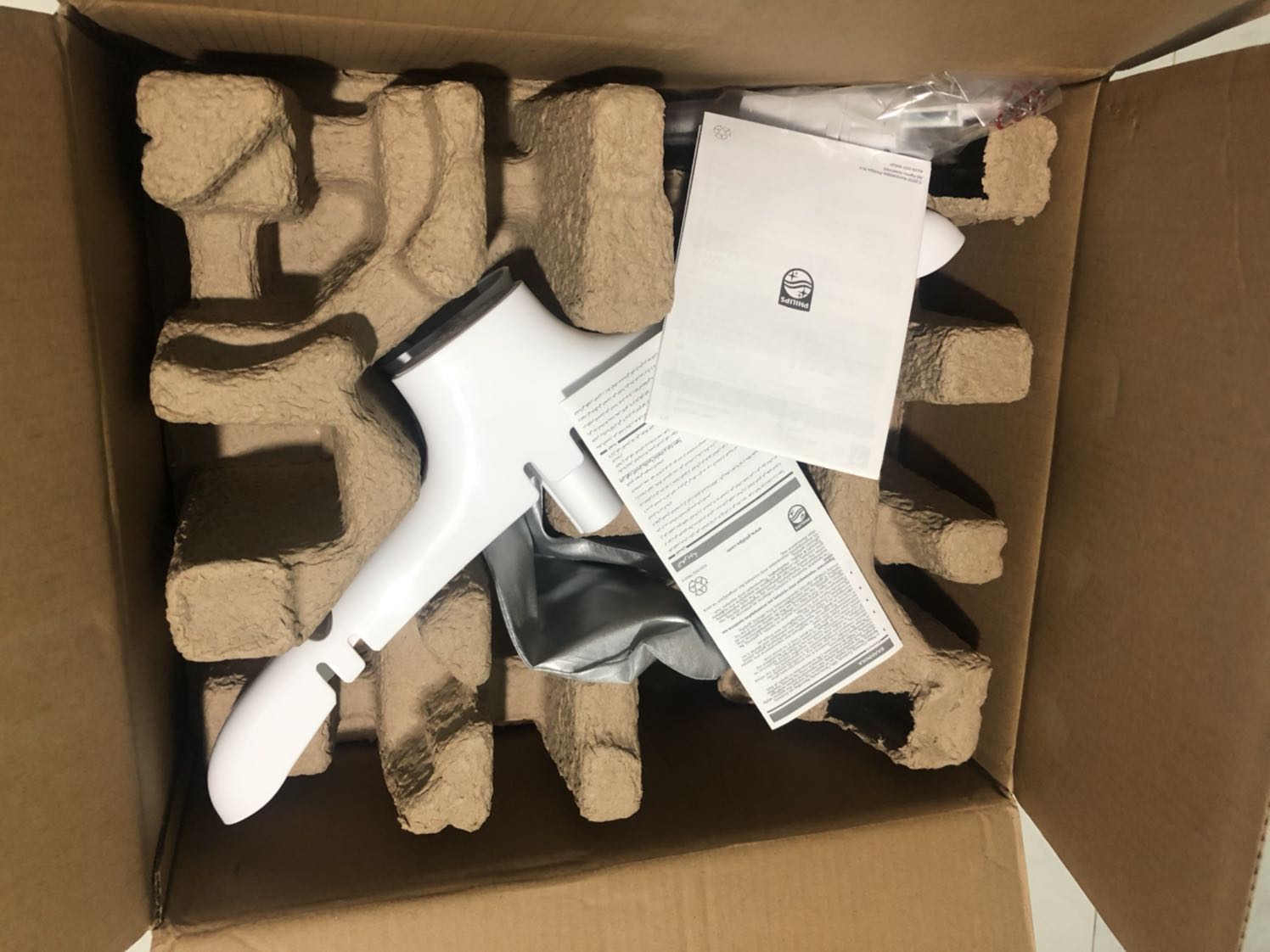 Mình mới nhận hàng hôm qua, giao hàng đúng hẹn lại miễn phí ship nên rất hài lòng khoản này. 
Hàng được đóng gói cẩn thận, có lưu ý hàng dễ vỡ cần nhẹ tay. Mình ủi thử áo sơ mi vải thô thấy oke nè, riêng vị trí nách áo chưa tìm đc cách kéo thẳng nên ko ủi đến đc :)))
Túm lại là mình hài lòng mãn nguyện vì ủi áo nhanh hơn nhiều.