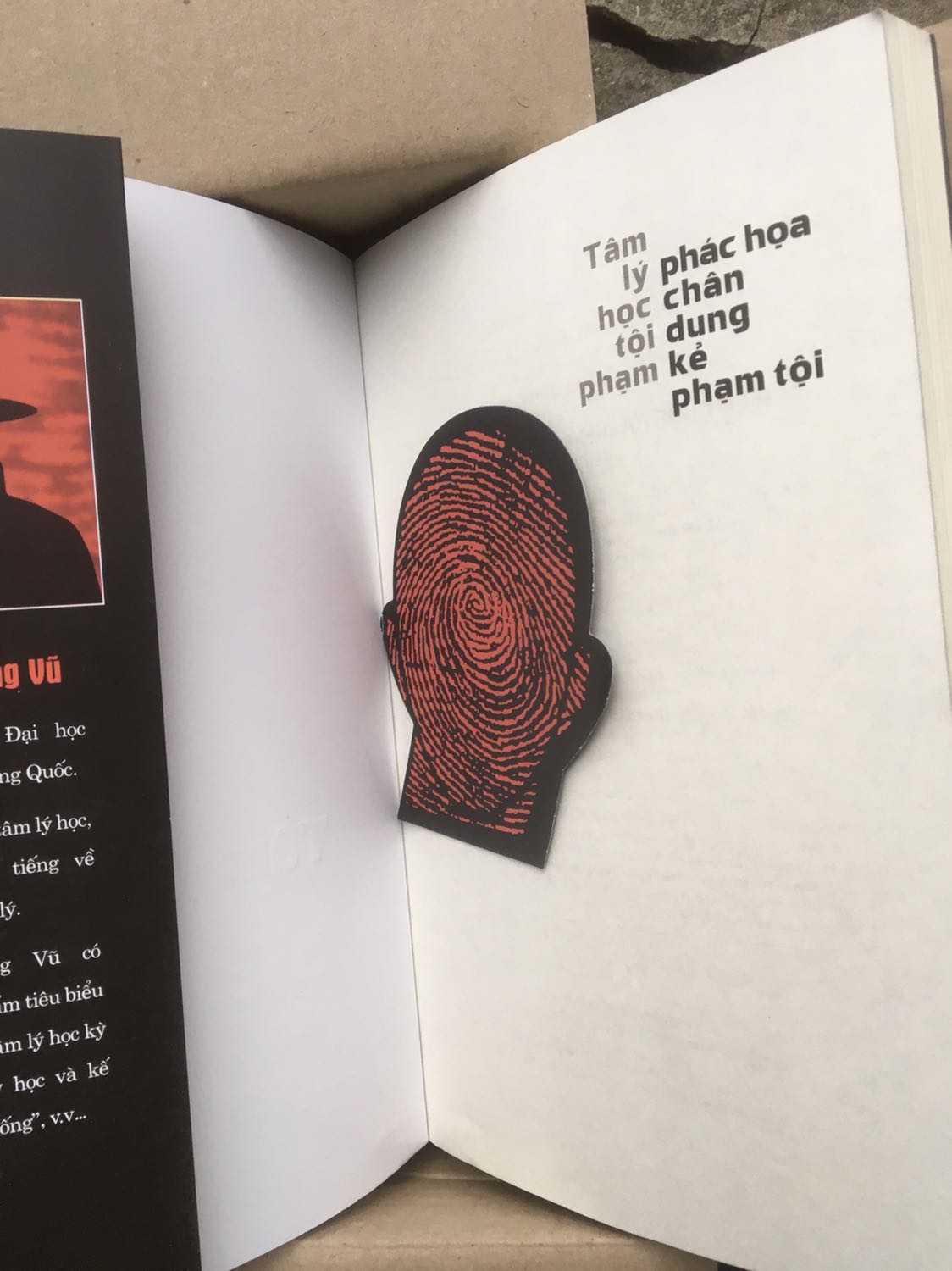 Sách hay lắm nha, bổ sung thêm cho mình kiến thức về Tâm lý học tội phạm và kinh nghiệm phá án, phác hoạ chân dung tội phạm. Bạn nào mê về mảng này thì nên mua quyển này nha, đọc cuốn lắm luôn đó. Ngoài ra còn kể ra mặt tối - nguyên nhân hình thành nên tâm lý của tội phạm, lí do ngoại cảnh thúc ép mạnh mẽ đến tội phạm làm họ có suy nghĩ lệch lạc,... nên mới dẫn đến phạm tội.