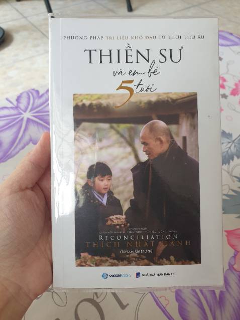 Mình tình cờ nghe về sách này trên youtube, thấy hay nên đặt 3 cuốn luôn, về mới đọc hai trang mà thấy nội dung hấp dẫn nhe, sẽ có nhiều thông tin hữu ích lắm đây.