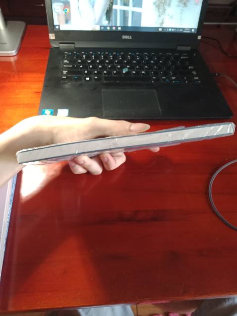 Sách đóng gói và bọc ni lông cẩn thận. Phần bìa thiết kế hơi dở, đặc biệt là cái tên tác giả viết cách điệu nhìn khá khó đọc. Cuốn sách mỏng hơn mình nghĩ nhưng Phần review sau bìa sách khá hay nên chắc nội dung sẽ hay