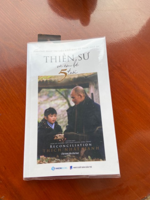 Mình rất xúc động khi đọc cuốn sách này. Từng câu chữ của Thiền Sư Thích Nhất Hạnh đã chạm tới nỗi đau sâu kín nhất, cho mình thêm sự hiểu biết về chánh niệm và cách xoa dịu chữa lành bằng tình yêu thương. Nhờ vậy mình đã cải thiện được mối quan hệ với chính mình, hiểu cảm xúc của bản thân và cảm thông với những người xung quanh hơn.

Mình mua thêm sách để tặng cho bạn bè, anh em mình. Thật mong tất cả đứa trẻ trong chúng ta đều được chữa lành, được yêu thương và bình an!

Mình thấy thật sự may mắn khi tìm được cuốn sách!