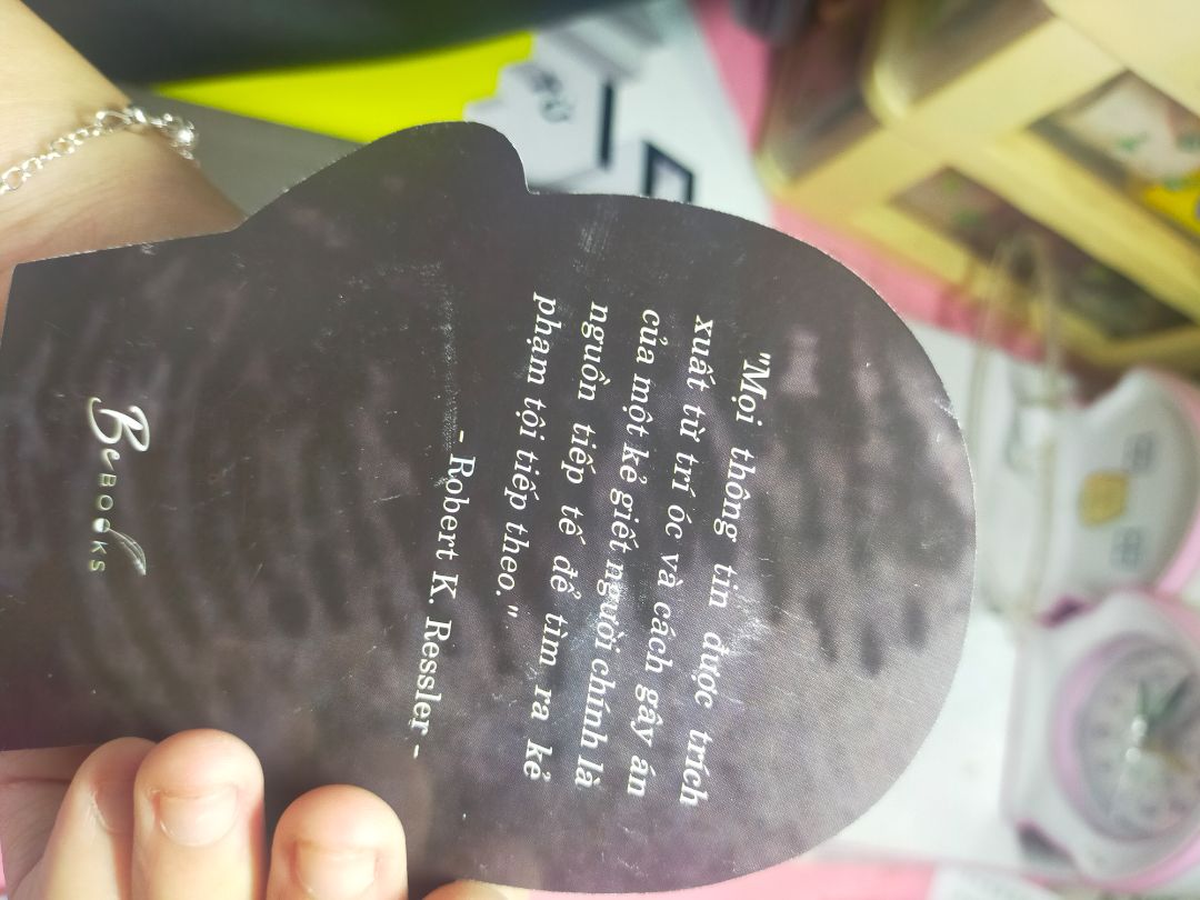 Giao hàng nhanh, bìa đẹp, có đủ bookmart, mình chưa đọc nên cũng chưa rõ nội dung
Sách có vẻ không được mới, ý mình là bìa còn xước nhiều chỗ, cả bookmark cũng vậy, giống với mấy cuốn ở nhà sách, theo mình thì mấy chi tiết này cũng không sao cả nhưng quyển này mình đặt cho bạn mình, khi sách không đạt yêu cầu lắm thì cũng có thể mất uy tín của mình nên mình sẽ đánh giá hơi khó một xí là 4 sao nha