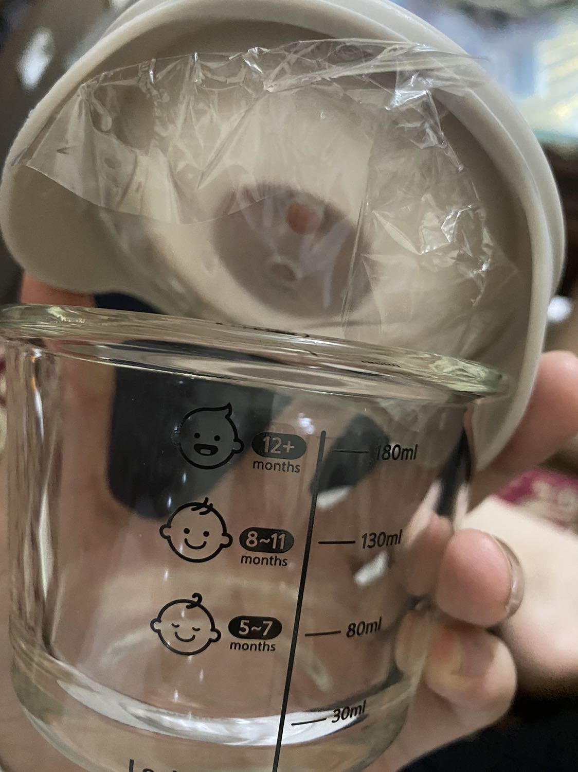 Nắp silicon giao đến khá bụi bẩn. Dù sản phẩm
Bọc kĩ. Thuỷ tinh khá dày. Hi vọng xài lò vi sóng ổn. Hũ nhỏ hơn mình nghĩ. Nhưng cũng tạm được.