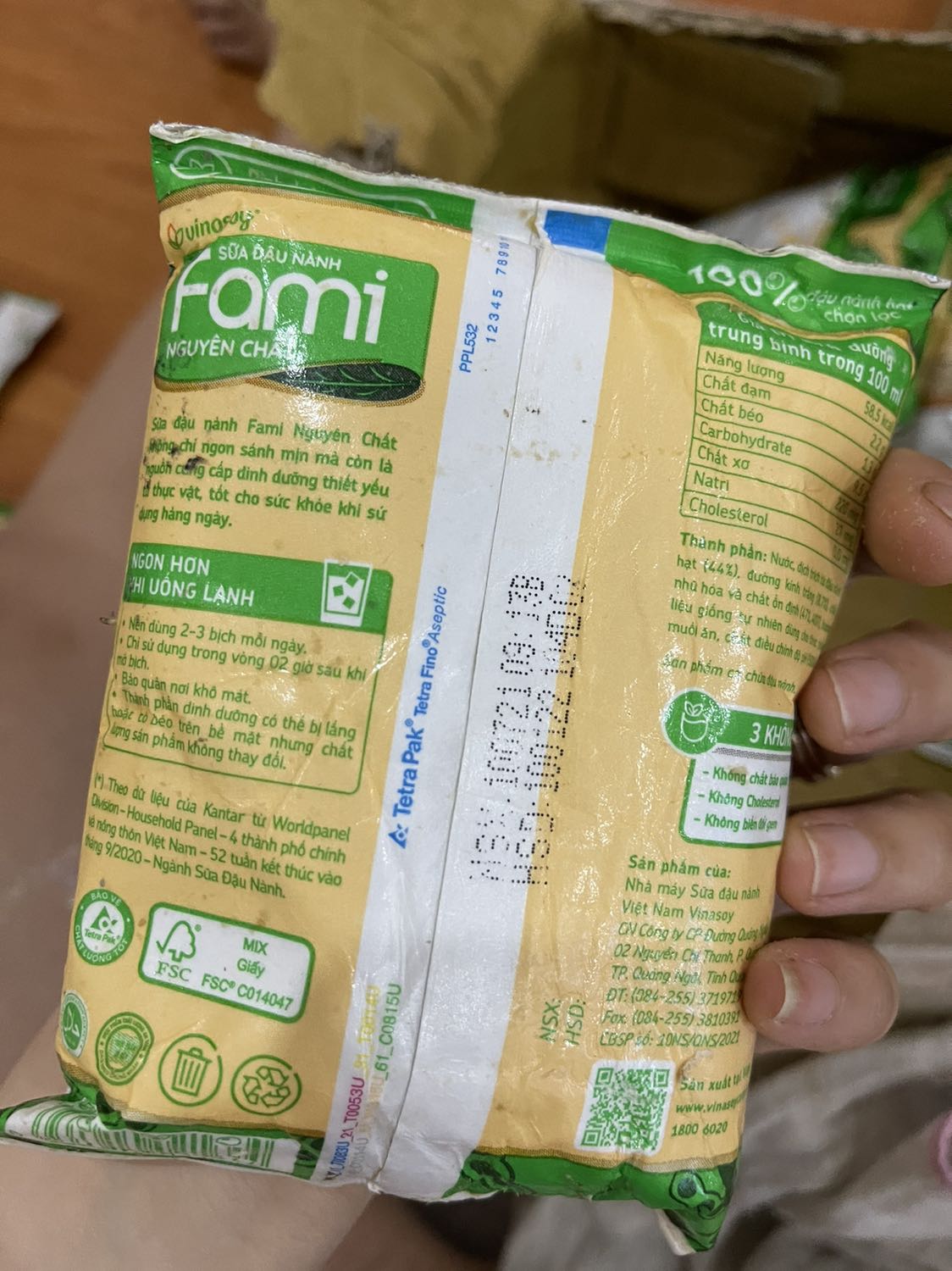 Mọi ng mua sữa là sản phẩm uống vào người nên hãy là ng tiêu dùng thông minh sáng suốt để lựa chọn đúng shop với đúng chất lượng. Còn đây là hàng mà e nhận của shop này đây. Treo đầu dê bán thịt ***. Và đây là những hình ảnh để mọi ng cùng tránh.
1: Sữa ko để trong thùng mà cho vào thùng giấy ko nhãn mác hiệu. Bọc sơ cua nhận tới tay thì thùng giấy ko nhãn mác này bị mục ẩm ướt và rất mùi ám hết vào túi sữa. Do kp thùng của hãng nên ko có độ cứng thành ra trong lúc vận chuyển bị hỏng hết các túi sữa bên trong. Có hình ảnh bên dưới m có đăng
2: Tất cả các túi sữa bên trong để kung tung, bị nhàu nát hết túi sữa, các túi sữa bị dính nc ẩm mùi hôi rất khó chịu. Hds có túi còn bị mờ đi như kiểu thùng này tráo mấy loại hàng vào với nhau vì ngay từ đầu đây kp 1 thùng sữa đóng nguyên zin. 
3: tất cả các cạnh ven túi bị bung chất dính và bẩn kinh khủng mùi hôi nữa ko thể nào mà cắn hay xe ra rồi mút đc vì xq đó rất rất bẩn.
4: Chỉ vì mua hàng sale rẻ hơn 20-30k  mà mua phải sưa ntn thì thà mua đắt lấy clg còn hơn rẻ mà mua về ko ăn ko uống nổi. Mua sự bực tức vào người. Nhận hàng từ từ mở ra mà cảm nhận là mùi hôi, nhìn túi sữa bẩn dơ rồi ọp ẹp vì dính nước.
5: Tôi cũng là ng kinh doanh buôn bán, nhưng làm gì bán gì hãy nên có tâm thì mới lâu dài đc. Nhất là lĩnh vực thực phẩm ntn. Tôi là ng khá dễ tính mà tôi nhận hàng ko thể chấp nhận nổi. Làm ăn thế này thì cái tâm vứt bỏ đi cho xong rồi. À mà có tâm thì đã ko bán mấy kiểu sữa ntn. Đôi lời gửi về cái đánh giá cho shop.
Thân ái và ko bao giờ gặp lại! 
Kinh tởm!