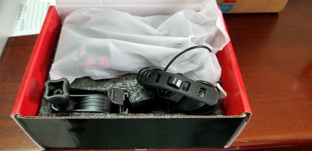 Giao hàng nhanh. Đóng gói cẩn thận, sản phẩm fullbox, còn nguyên tem, đầy đủ phụ kiện. 
Về chất lượng sản phẩm, chưa hài lòng:
1. Đèn, còi, sạc dự phòng làm việc tốt, độ sáng tương đối tốt. Kẹp điện thoại chắc chắn.
2. Phần vòng cố định đèn với xe làm bằng nhựa giòn, dễ gẫy. Mình vừa đưa vào xe đã bị gãy rồi. Không biết shop có hỗ trợ đổi cho cái vòng kẹp khác không?