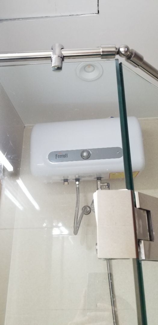 Mình mua 2 bình. Nhân viên tới lắp cả 2 bình đều hơi nghiêng 1 phía. Cách trả lời nói chuyện cũng không được dễ chịu. Mình nói bị nghiêng, nv lắp đặt nói khi dùng nước vào tự cân lại. Giờ mấy hôm rồi vẫn nghiêng :))))).
Mình có nhờ nhân viên tổng đài kiểm tra phí vật liệu phát sinh. Bạn nv hứa trước 6h thứ 2 gọi lại cho mình. Hết thứ 4 cũng không thấy gì. Mình cũng thôi, dù ko có cuộc gọi nhỡ, hay *** hoặc email của tiki và bạn bè vẫn gọi được cho mình bình thường.