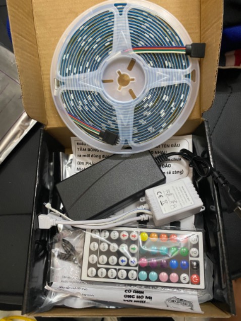 Điều khiển nhạy, đèn sáng, màu đa dạng. Tiết là không chớp theo nhạc được do lúc đầu mình đặt đọc thông tin thiếu. Không sử dụng app được luôn. Do mình đặt sai chứ k phải do shop. 
Chất lượng tốt, giao hàng nhanh! 10₫