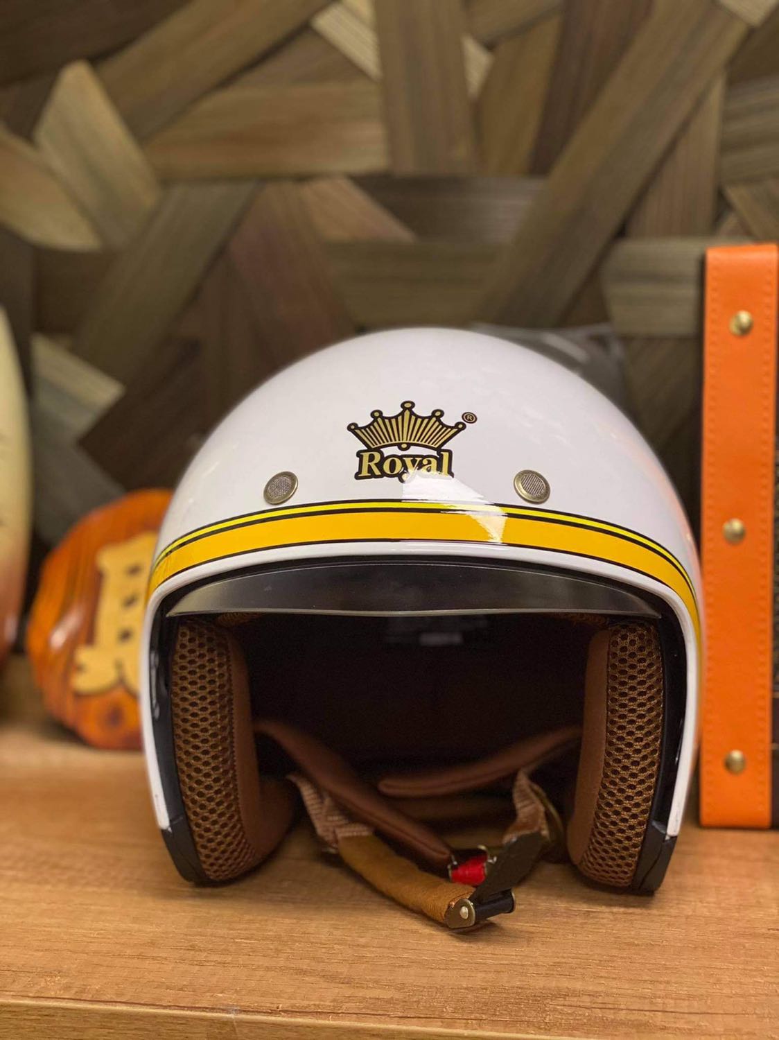 Đóng gói chắc chắn, đầy đủ tem mác thẻ bảo hành, mũ đội lên vừa khít, chắc chắn mà mẫu mã còn đẹp nữa. Rất chim ưng