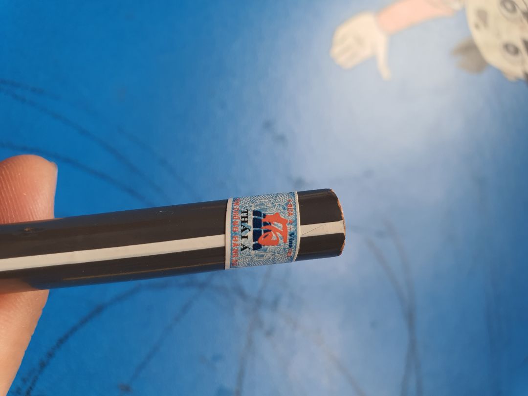 Loại bút này chất lượng gỗ tốt, mùi dễ chịu, ít bị gãy, ruột chì to. Uy tín mấy lần rồi nên mình hay mua lại mỗi khi có 1 vài màu bị hết nhanh hơn các màu khác.