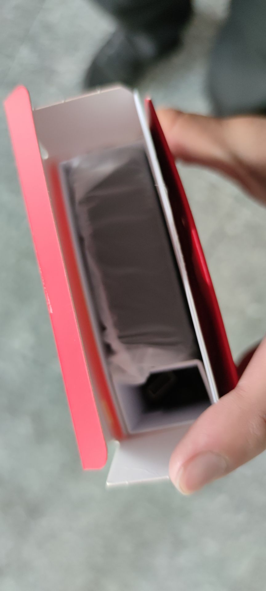 giao hàng siêu nhanh. Đặt tối chủ nhật mà sáng thứ 2 đã có hàng. Đóng gói cẩn thận. còn nguyên tem.  cắm sạc vào điện lên 1 nấc. 
Điểm cộng: 
+ Vỏ sạc rắn chắc, không bám vân tay.
+ Dung lượng trên sạc 20000mAh. (chờ sử dụng xem dung lượng thực tế).
+ Hỗ trợ sạc nhanh 18W. Đã ***.

Điểm trừ:
+ Thiết kế hơi xấu.
+ Siêu nặng.
Chờ sử dụng sẽ đánh giá thêm.