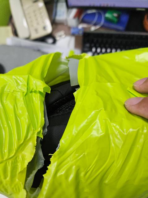 (*) Đánh giá không tính điểm
Balo đẹp. Tuy nhiên bên vận chuyển không biết do kiểm tra hải quan hay sao lại có rạch bọc gói hàng. Vết lưỡi dao cắt vào làm rách cả bề mặt quai đeo.