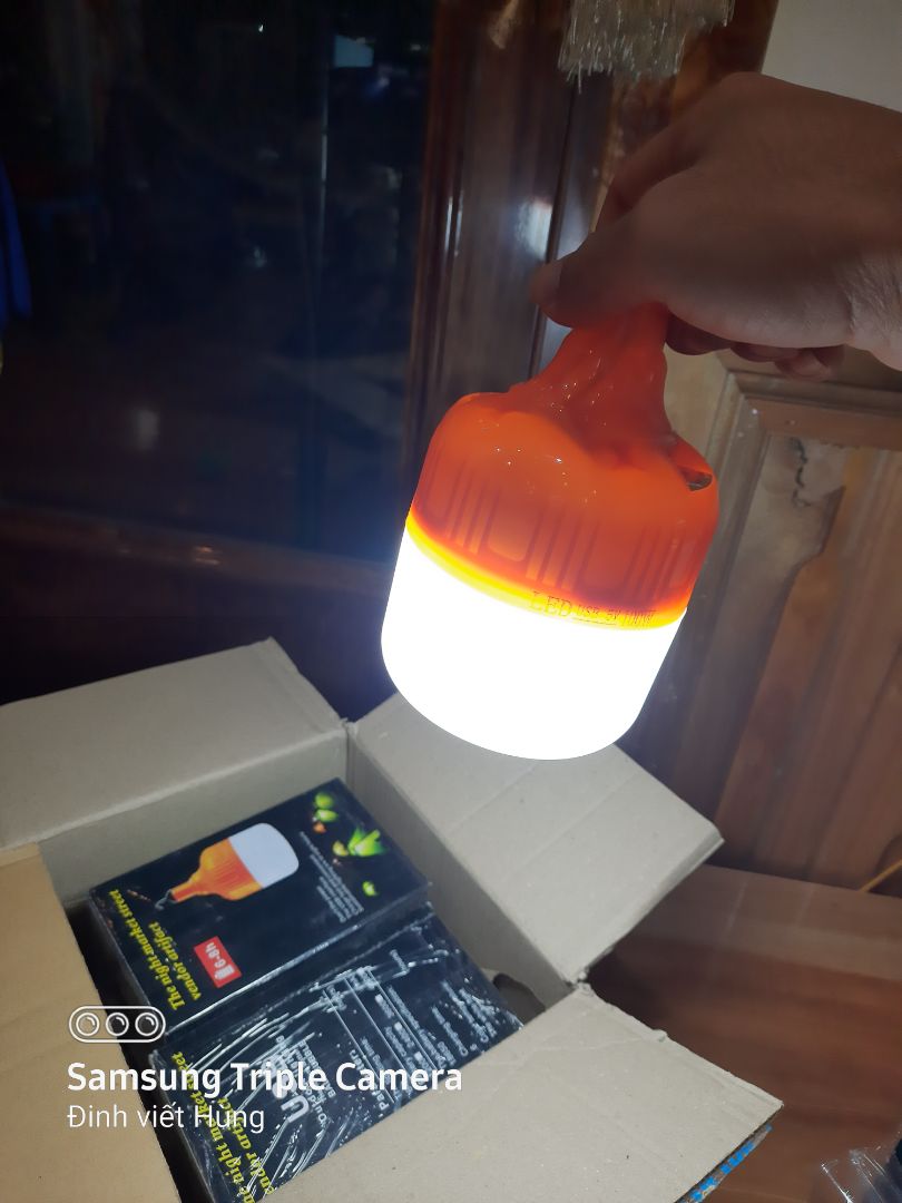 đèn sáng bình thường,  nếu có ghi 100w thì không đúng chỉ khoảng 10w với philip thôi.  đèn có 3 chế độ sáng,  sáng mờ và nháy cái này không hữu ích vì để làm bóng dự phòng mất điện. đèn  chỉ có dây sạc không có củ sạc. còn lại thì bình thường. chưa kiểm tra thời gian sáng nên không thể đánh giá hết được. đèn sáng bình thường,  nếu có ghi 100w thì không đúng chỉ khoảng 10w với philip thôi.  đèn có 3 chế độ sáng,  sáng mờ và nháy cái này không hữu ích vì để làm bóng dự phòng mất điện. đèn  chỉ có dây sạc không có củ sạc. còn lại thì bình thường. chưa kiểm tra thời gian sáng nên không thể đánh giá hết được.