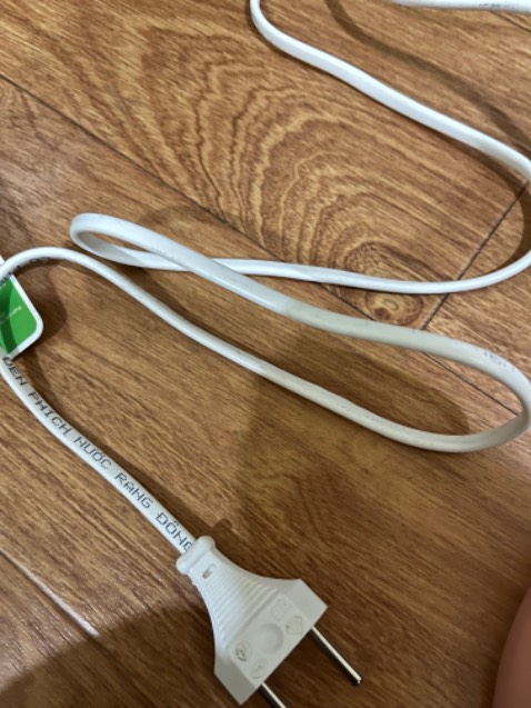 Độ sáng có 3 mức, và 4 loại ánh sáng như quảng cáo, chat với người bán để chọn màu và đc màu như yc, mỗi tội đèn này chắc cg là đèn bảo hành gửi lại vì dây điện ko trắng mới mà xỉn, nút bấm có dấu hiệu lem mực và bề mặt chân đèn hơi móp, xước. Hy vọng đèn bền thì thôi xấu cg chấp nhận đc