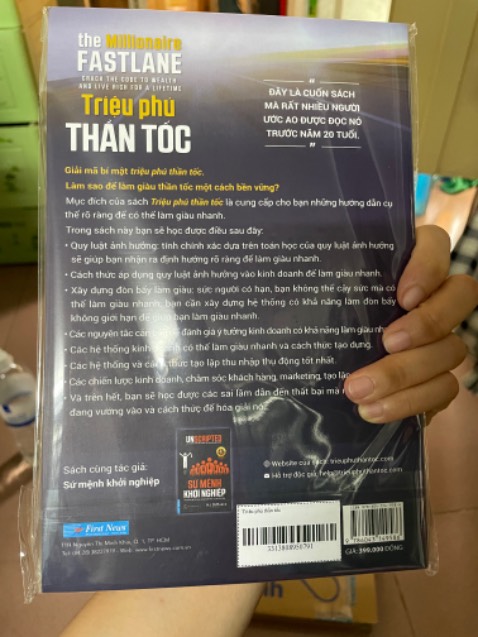 Chất giấy hơi tệ mà ko biết sao giá bìa tới 400k. Bề ngoài thì xấu nhưng nội dung chất lượng, đáng đọc, làm mình thay đổi tư duy rất nhiều.