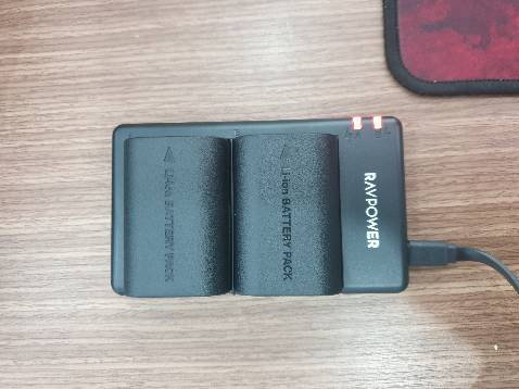 Pin đường nét hoàn thiện tốt, chắc chắn, cầm đầm tay hơn pin zin. Bộ sạc sử dụng nguồn USB - Micro khá tiện lợi khi đi chơi. Sẽ ủng hộ shop trong thời gian tới.