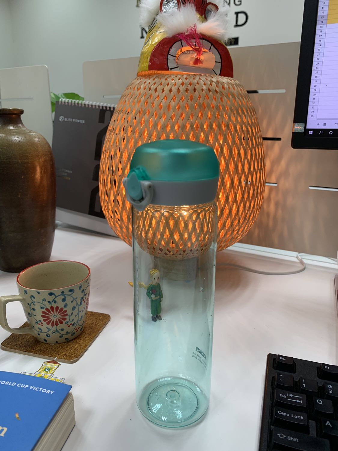 Định mua bình lâu lắm rồi mà khi thấy mẫu này mới chốt được. Nhìn dáng bình ưng ngay. Đây là mẫu mình ưng nhất của lock&lock.
- Thiết kế gọn gàng (ít có bình ko giữ nhiệt nào có dc dáng tối giản thế này).
- Màu nhã nhặn. Có xanh mint mình thích.
- Nắp có đệm cao su chống tràn, có khoá nắp 2 lần. Cái giao cho mình dễ ấn lắm. Ko khó bật như vài cái từng xem ở store.
- 550ml vừa đủ nhu cầu vừa nhỏ gọn.
- Không có mùi nhựa. Mấy đồ này cứ hàng hãng mà dùng, ko nên mua bình nước linh tinh.