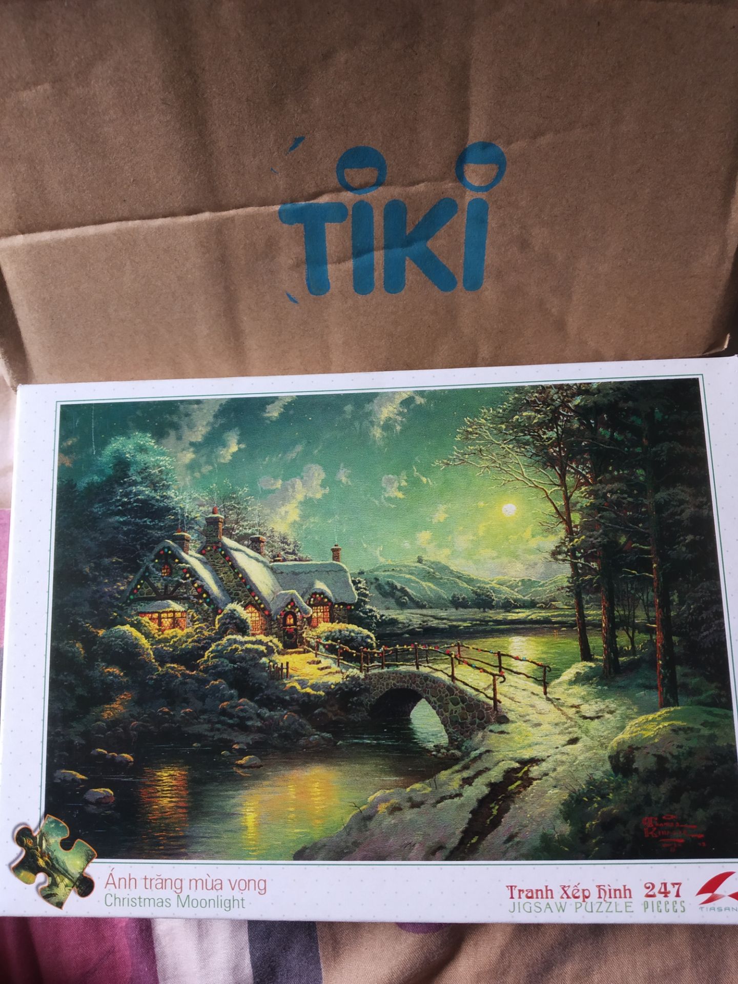 giao hàng nhanh, chất liệu bìa cứng, chi tiết hơi nhỏ được tặng kèm chai hồ,